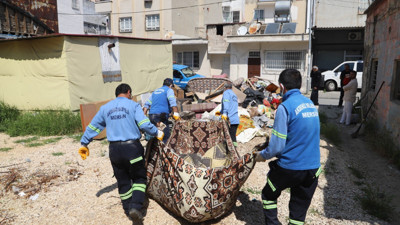 Şikayet edilen evden 1 kamyon çöp çıktı