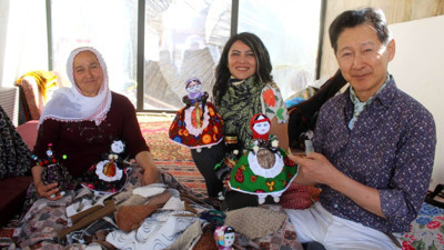 Japon sanatçı 12 bin kilometre yol geldi! Bez bebek yaptı, bağlama çaldı