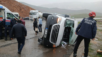 Malatya’da yolcu minibüsü devrildi: 12 yaralı