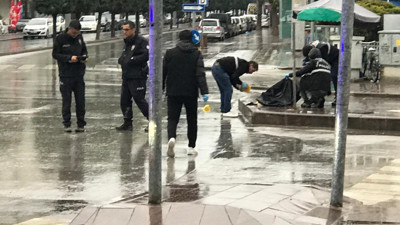Polis yol ortasında altın topladı