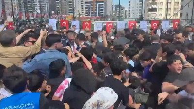 Çocuklara top ve oyuncak dağıtımı izdihama neden oldu