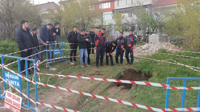 Evlerin arasında oluşan obruk mahalleliyi tedirgin etti