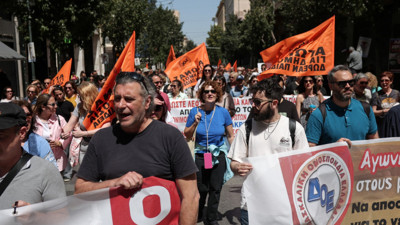 Komşuda düşük maaşlara isyan eden memurlar iş bıraktı