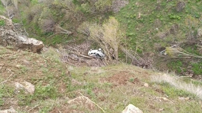 Uçuruma yuvarlanan araçtan atlayarak kurtuldular