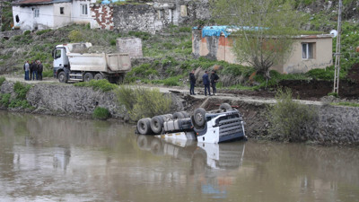 Duvarının çöktü kamyon Kars Çayı'na devrildi