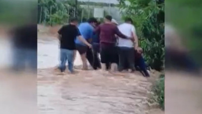 Sele kapıldı, mahalle sakinleri böyle kurtardı