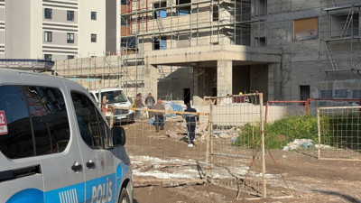 Yük asansöründeki mermer işçinin başına düştü