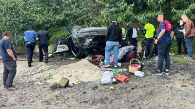 Kediye çarpmamak için manevra yapınca araç plaja uçtu: 4 yaralı