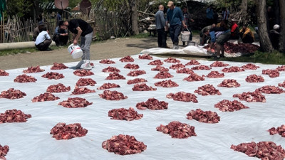 İlginç gelenek: Aynı anda 140 kurban kesildi, etler eşit dağıtıldı