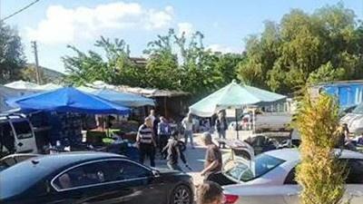 Foça pazarında ortalık karıştı: Havaya ateş açıp kaçtı