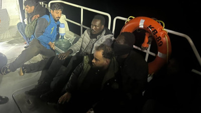 İzmir açıklarında gece yarısı operasyonu: 66 düzensiz göçmen yakalandı