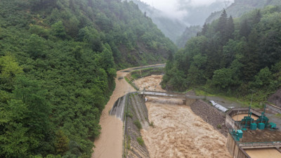 Giresun'da sağanak sonrası dere taştı: Yol ulaşıma kapatıldı