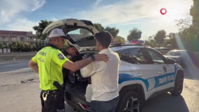 Polisi gören servis şoförü aracı bırakıp kaçtı
