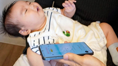 Ağlayan bebeği dinliyor, saniyeler içinde nedenini söylüyor