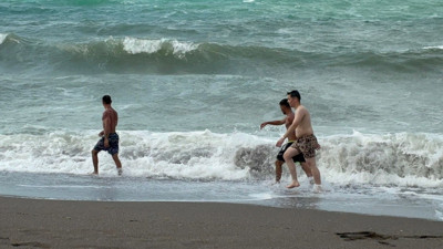 Karadeniz hırçınlaştı! Dalgalara rağmen denize girdiler
