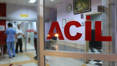 Kıskançlık kavgasında erkek arkadaşını boğazından bıçakladı