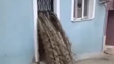 Sel suları evinin içinden geçti: Ölümden döndü