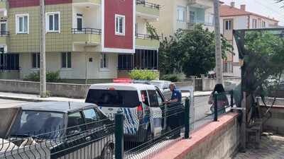 Genç kadın, anne ve babasını bıçakla rehin aldı