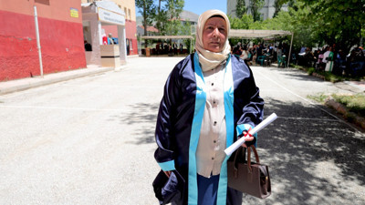 Şehit oğlunun vasiyetini yerine getirdi: 51 yaşında lise diplomasını aldı