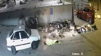 Kaldırımda uyuyan adamı fark etmedi, üzerinden geçti