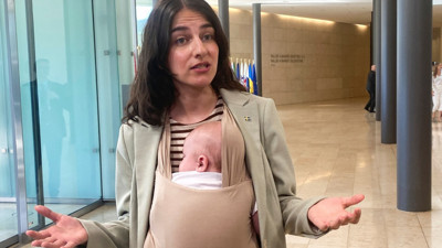 Bakanlar Kurulu toplantısında minik konuk: Bakan toplantıya bebeğiyle geldi