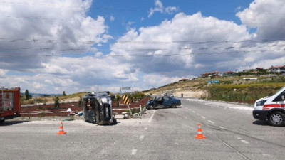Otomobille hafif ticari araç çarpıştı: 2’si ağır 5 yaralı