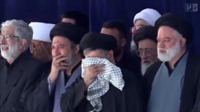 Milyonların katıldığı cenaze: Hamaney'in üç oğlu tabut başında