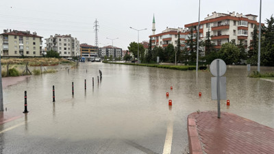 Yollar göle döndü, trafik durdu