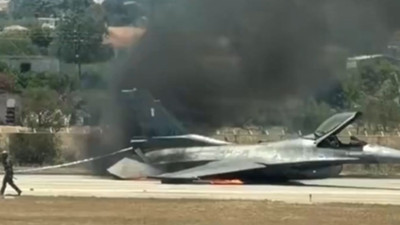 Yunanistan'da F-16 uçağı alev aldı