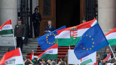Orban gitti, AB fonları döndü