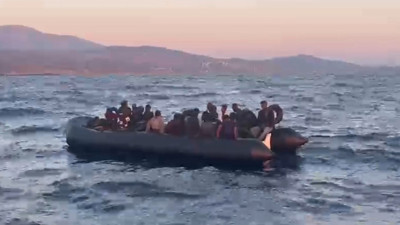 İzmir açıklarında 93 düzensiz göçmen yakalandı