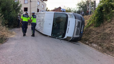 Tarım işçilerini taşıyan minibüs devrildi: Yaralılar var