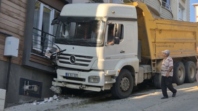 Freni boşalan kamyon eve çarptı