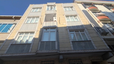 Sultangazi'de kolonlarında çatlaklar oluşan bina tahliye edildi