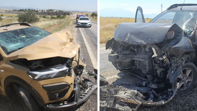 İki araç kafa kafaya çarpıştı: 9 yaralı