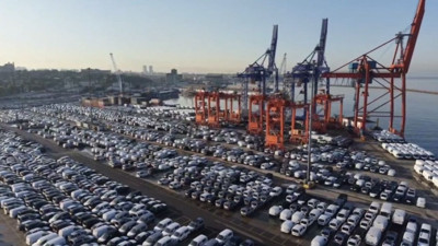 Binlerce sıfır otomobil Haydarpaşa'da