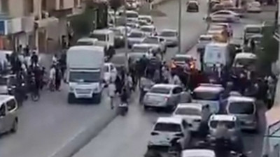 Husumetlilerin silahlı kavgasında yoldan geçen genç vurularak hayatını kaybetti