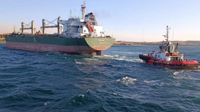 Yük gemisi karaya oturdu Çanakkale Boğazı'nda gemi trafiği çift yönlü askıya alındı