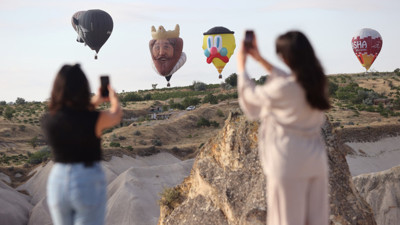 Gökyüzündeki dev figürleri görenler telefona sarıldı