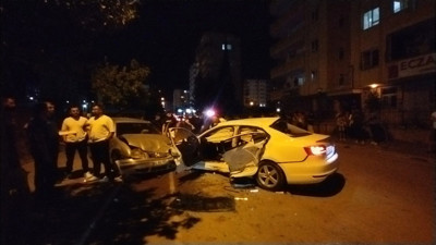 Kavşakta feci kaza: 3'ü ağır 7 kişi yaralandı