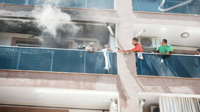 Korkutan yangın: 10 kişi hastaneye kaldırıldı