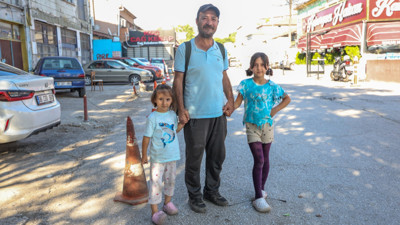 18 kitap yazdı, sokak sokak kitaplarını satarak iki kızına bakıyor