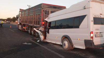Tarım işçilerini taşıyan minibüs TIR'a çarptı: 19 yaralı