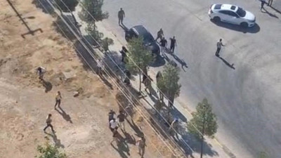 Jandarmaya rağmen birbirlerine girdiler