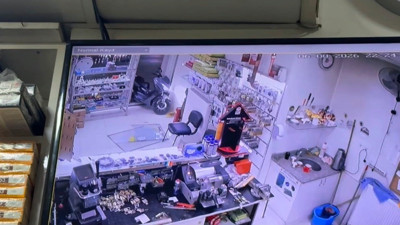 Kaza sonrası güvenlik kamerası görüntüleri izlenirken bıçaklı kavga: 2 yaralı