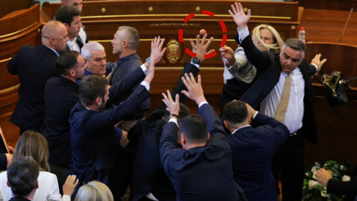 Başbakana yumurta attı