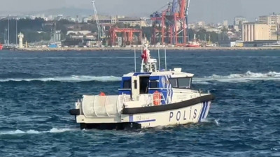 Fatih'te denize giren 2 kardeş boğulma tehlikesi geçirdi