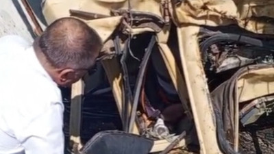 Devrilen arazözün içinden belediye başkanına seslendi: Kızdınız mı?