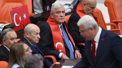 İYİ Partili vekiller Türk bayrağıyla Meclis'te