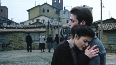 Aşkını herkesin gözü önünde yaşayanlar daha mutlu